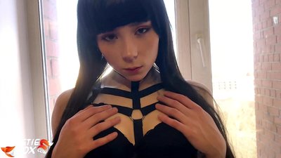 I-Brunette eshushu ifunxa ngokunzulu kwaye ifunwe ngokunyanisekileyo ngenxa yemali